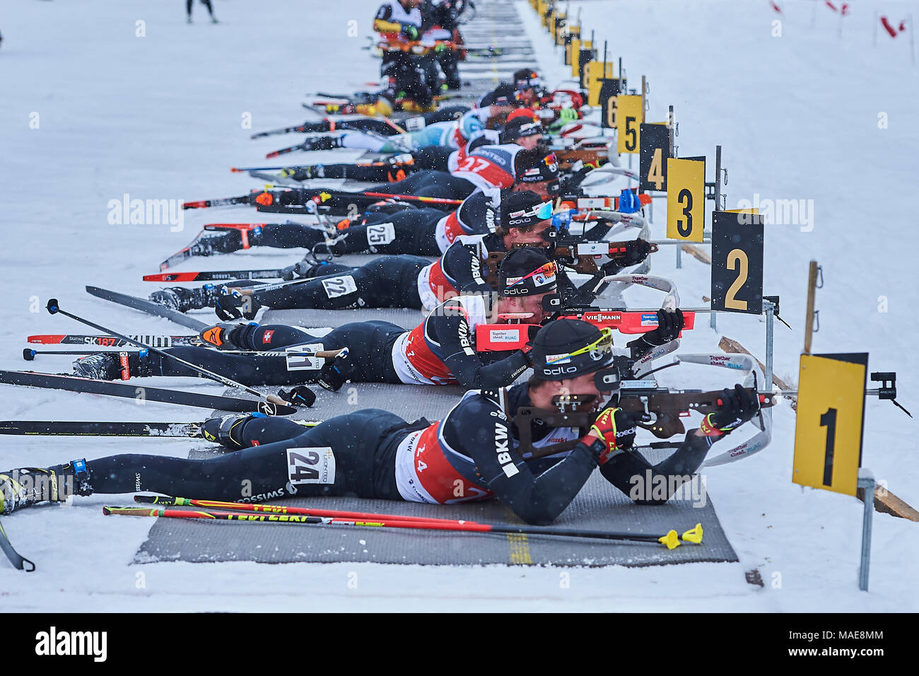 Lenzerheide, Schweiz, 1. April 2018. Niklas Hartweg, Sebastian Stalder, Sandro Bovisi und Robin Favre in den Schießstand während der Herren Massenstart in der Schweizerischen und belgischen Nationalen Biathlon Meisterschaften Credit: Rolf Simeon/Alamy leben Nachrichten Stockfoto