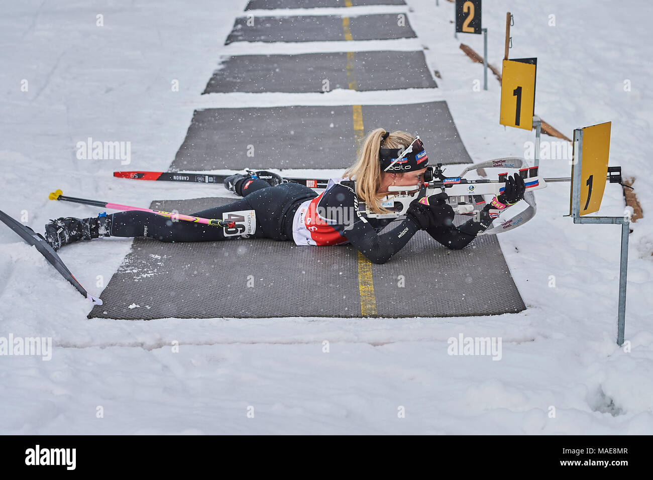 Lenzerheide, Schweiz, 1. April 2018. Ladina Meier-Ruge Schießen während der Frauen Massenstart in der Schweizerischen und belgischen Nationalen Biathlon Meisterschaften Credit: Rolf Simeon/Alamy leben Nachrichten Stockfoto