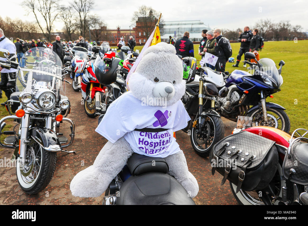Mehr als 1000 Motorräder viele in ausgefallenen Kostümen wie Osterhasen,  Comicfiguren und Superhelden, nahmen an der jährlichen Ostern Tag auf dem  Motorrad von Glasgow Green, durch das Zentrum der Stadt mit der