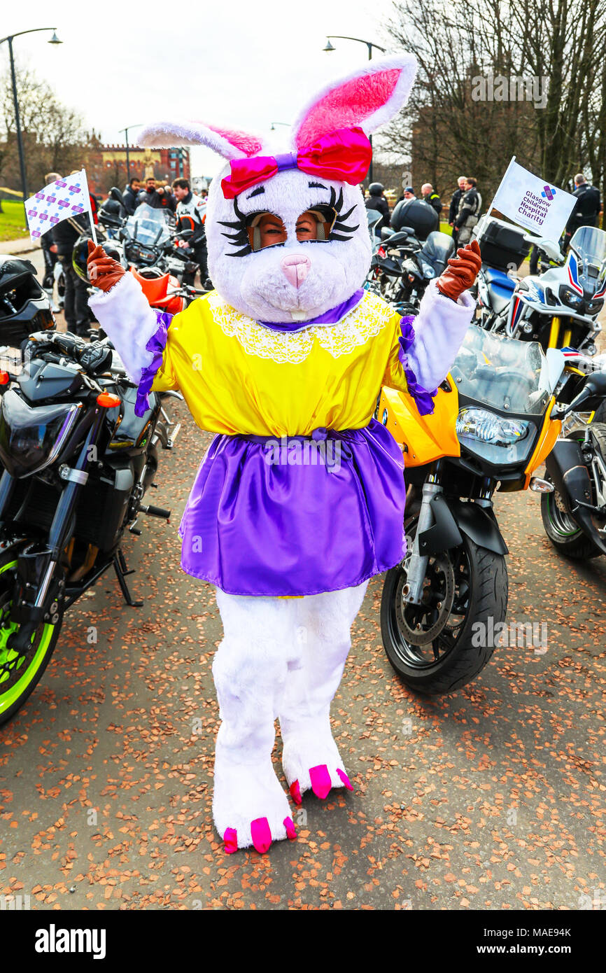Mehr als 1000 Motorräder viele in ausgefallenen Kostümen wie Osterhasen,  Comicfiguren und Superhelden, nahmen an der jährlichen Ostern Tag auf dem  Motorrad von Glasgow Green, durch das Zentrum der Stadt mit der