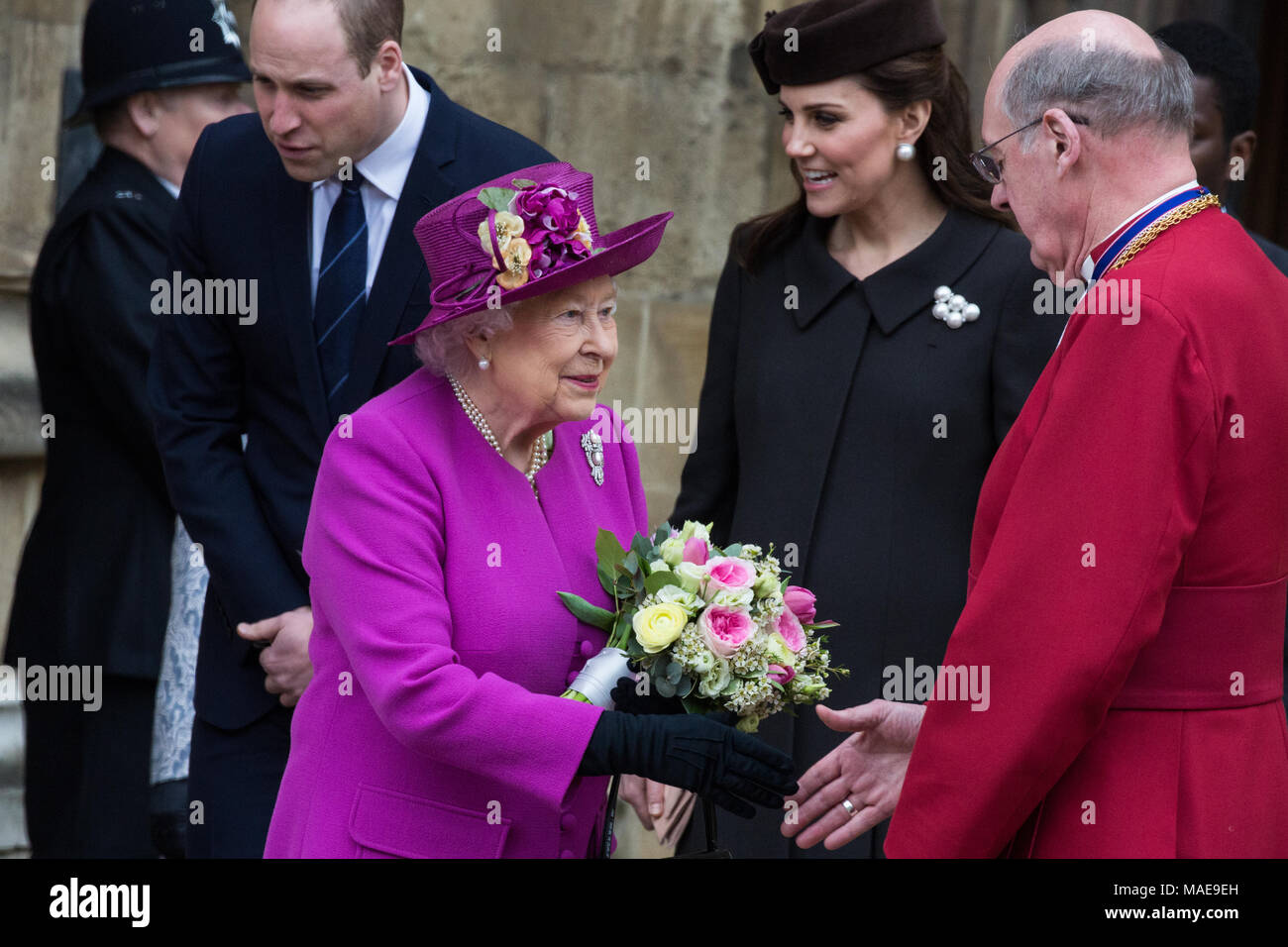 Windsor, Großbritannien. Der 1. April 2018. Die Königin begrüßt der Dekan von Windsor, die Rt Revd David Conner KCVO, nachdem sie mit traditionellen posies der Blumen von Amelia Vivian und Madeleine Carleston, sowohl im Alter von 6, nach dem Ostersonntag Service in St. George's Chapel in Windsor Castle. Credit: Mark Kerrison/Alamy leben Nachrichten Stockfoto