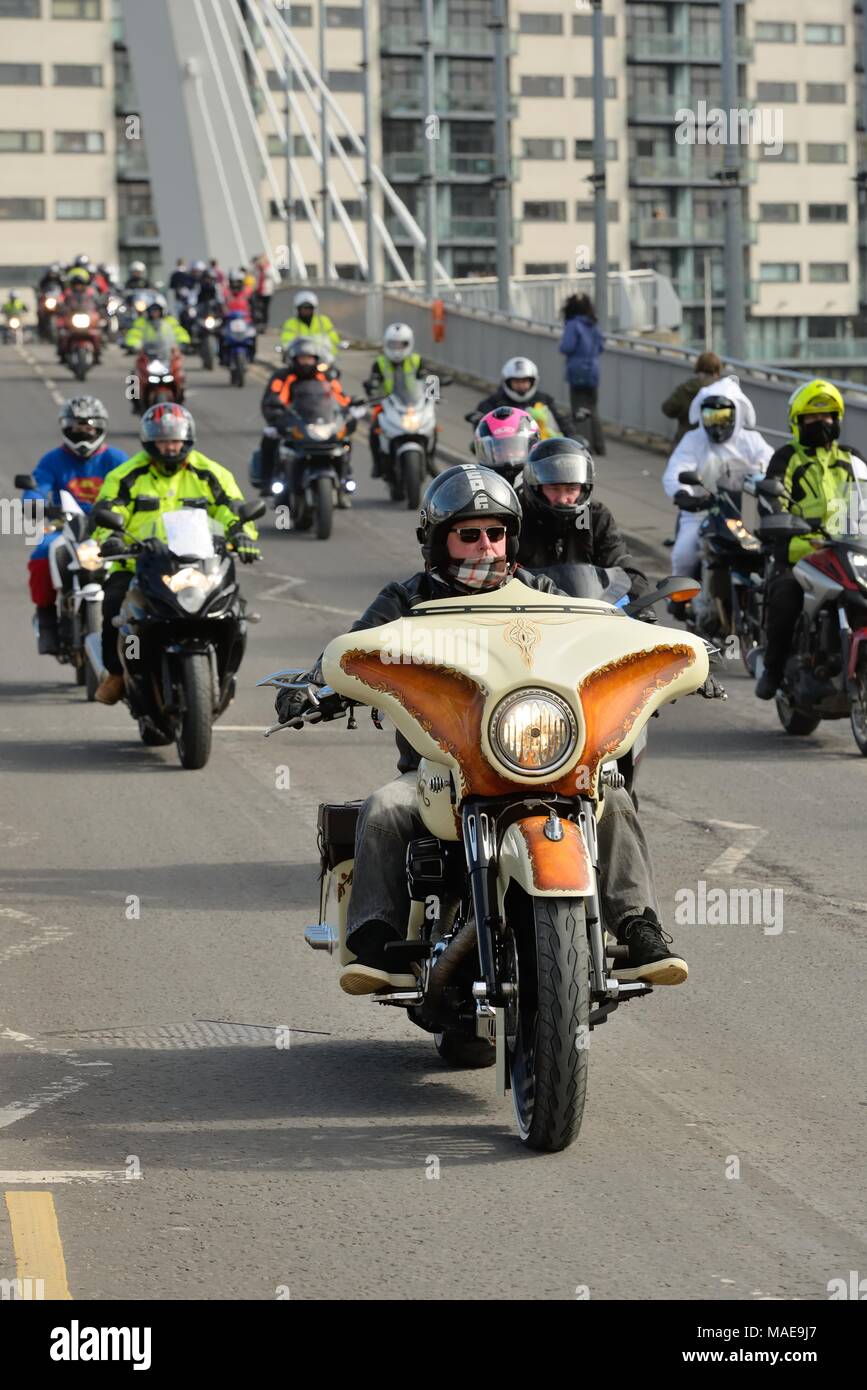 Glasgow, Schottland, Großbritannien. Der 1. April 2018. Hunderte von Bikern in Glasgow für das jährliche Ostern Parade versammelt in der Hilfe des Glasgow Kinder Krankenhaus Liebe. Hier im Bild der Überquerung der Clyde Arc Brücke in Finnieston. Quelle: Douglas Carr/Alamy leben Nachrichten Stockfoto