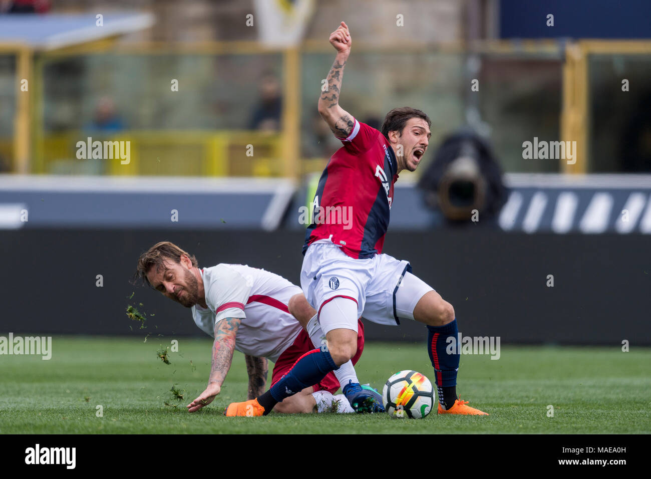 Simone Verdi in Bologna und Daniele De Rossi von Roma während Erie der Italienischen eine "Übereinstimmung zwischen Bologna 1-1 Roma auf Renato Dall Ara Stadion am 31. März 2018 in Bologna, Italien. Credit: Maurizio Borsari/LBA/Alamy leben Nachrichten Stockfoto