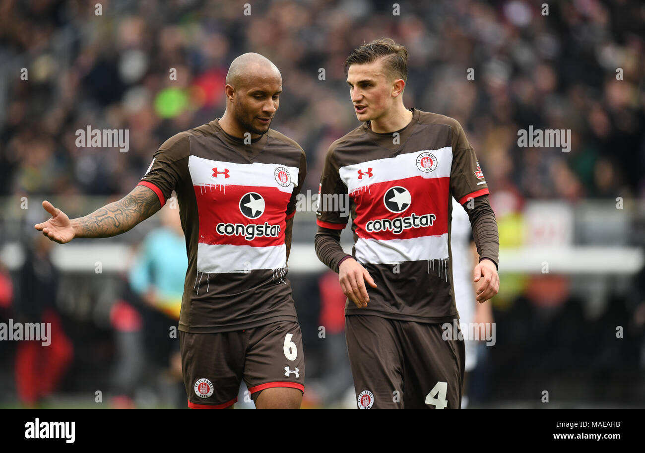 01 April 2018, Deutschland, Hamburg: Fussball, 2.Bundesliga, FC St. Pauli vs SV Sandhausen im Millerntor Stadion. Paulis Christopher Avevor (L) und Philipp Ziereis sprechen. Quelle: dpa Picture alliance/Alamy leben Nachrichten Stockfoto