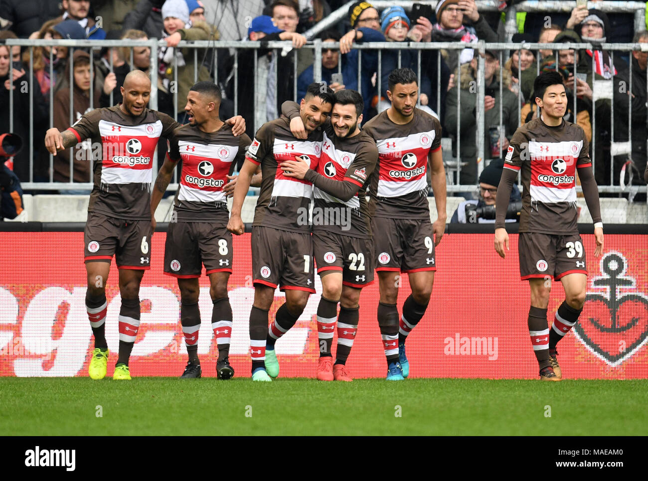 01 April 2018, Deutschland, Hamburg: Fussball, 2.Bundesliga, FC St. Pauli vs SV Sandhausen im Millerntor Stadion. Pauli's Sami Allagui (3. von links) feiert seine zählenden Der öffnung Ziel mit Cenk Sahin (3. von rechts), Jeremy Dudziak (2. von links), Christopher Avevor (L), Aziz Bouhaddouz (2. von rechts) und Yiyoung Park. Quelle: dpa Picture alliance/Alamy leben Nachrichten Stockfoto