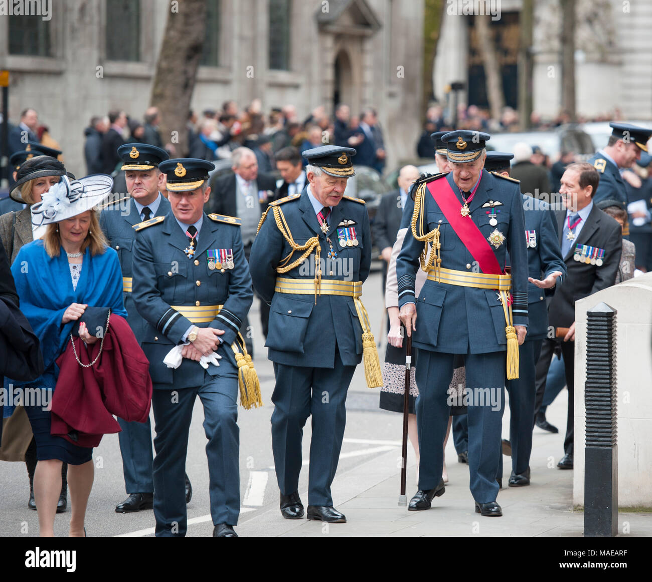 Royal Courts of Justice, London, UK. 1. April 2018. Die RAF 100 Baton Relais befindet sich am Haupteingang des Royal Courts of Justice. Die Schritte sind mit der Royal Air Force Kadetten wie der Chef der Luft Personal gesäumt Royal Air Force veteran Unterschieden begleitet, Air Commodore (Retd) Charles Clarke, der die RAF 100 Baton. Credit: Malcolm Park/Alamy Leben Nachrichten. Stockfoto