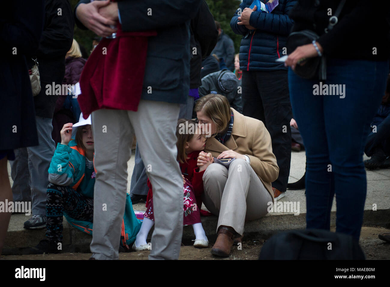 Washington, DC, USA. Der 1. April 2018. Valerie Boyd (rechts) ist mit ihren Töchtern Theresa, 8, (im Zentrum) und Trittfrequenz, 9, (links), als Sie und Tausende von Menschen in der 40. jährlichen Easter Sunrise Service auf den Stufen des Lincoln Memorial. Diese Veranstaltung begann im Jahre 1979 mit einer kleinen Gruppe von Menschen und hat sich zu einem der größten Easter Sunrise Gebet Services in den Vereinigten Staaten, die die Leute aus dem Washington, DC Bereich sowie aus der ganzen Welt. Stange Lamkey jr./Alamy leben Nachrichten Stockfoto