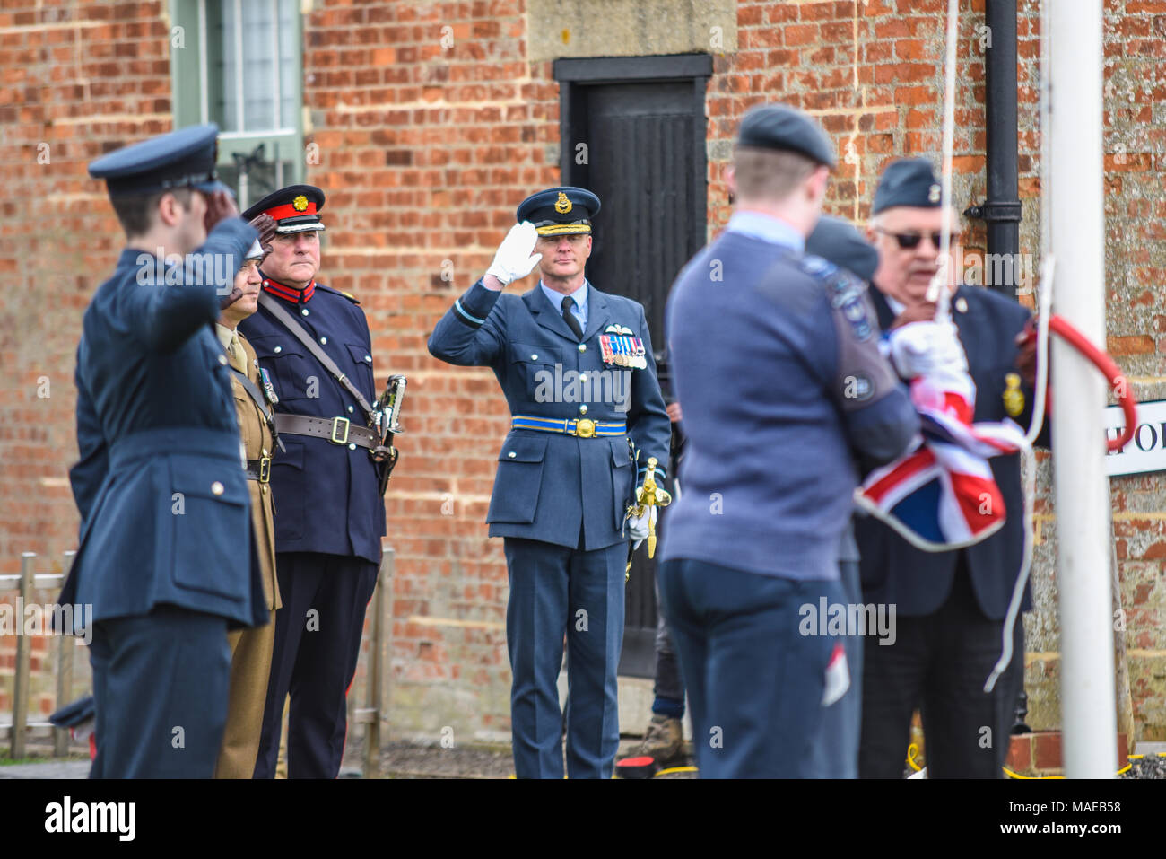 Die Royal Air Force wurde während des Ersten Weltkriegs am 1. April 1918 von seiner Vorfahren der Royal Flying Corps und der Royal Naval Air Service gebildet. Anlässlich des 100-jährigen Jubiläum eine Festveranstaltung auf die einzigartige Welt Krieg Flugplatz statt zu verstauen Maries, wo die Union Jack (normalerweise geflogen, anstatt die RFC-Stern) durch, dass der RAF (eine frühe Version Weiss) in einer Übergabezeremonie mit servieren Officer Air Commodore Jez Attridge vorhanden ersetzt wurde. Stockfoto