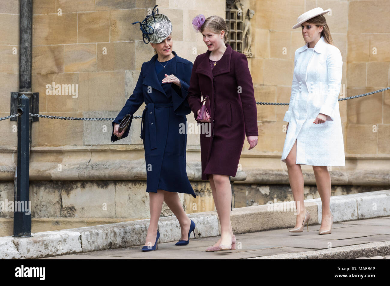 Windsor, Großbritannien. Der 1. April 2018. Die Gräfin von Wessex, Lady Louise Windsor und Prinzessin Beatrice kommen am Ostersonntag Service in der St. George's Chapel in Windsor Castle zu besuchen. Credit: Mark Kerrison/Alamy leben Nachrichten Stockfoto