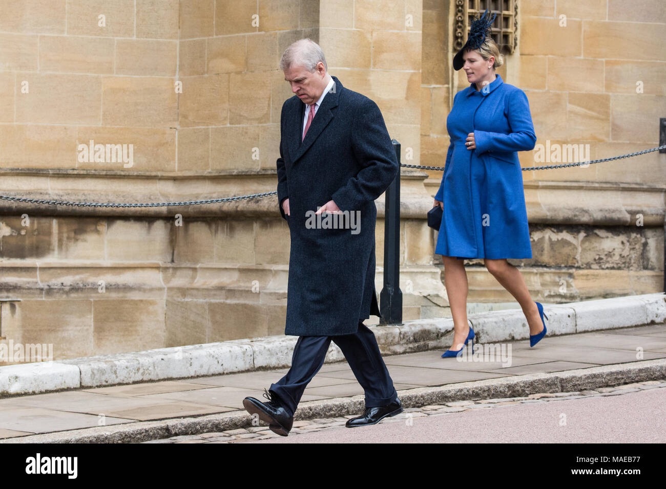 Windsor, Großbritannien. Der 1. April 2018. Prinz Andrew, der Herzog von York, kommt der Ostersonntag Service in der St. George's Chapel in Windsor Castle neben Zara Tindall zu besuchen. Credit: Mark Kerrison/Alamy leben Nachrichten Stockfoto