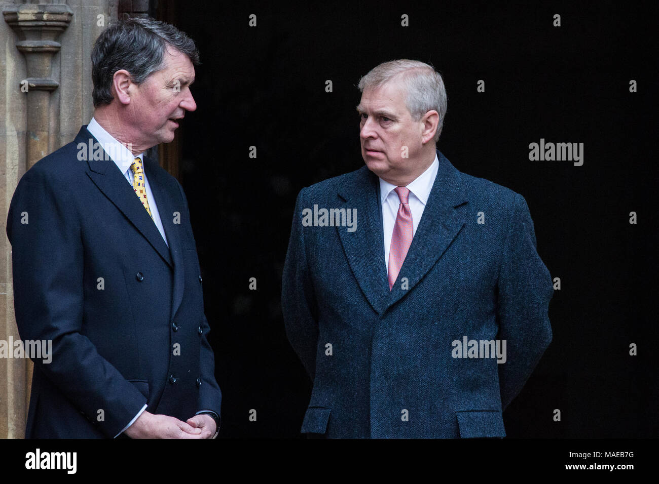Windsor, Großbritannien. 1 sat April, 2018. Prinz Andrew, der Herzog von York, spricht mit Vice Admiral Sir Timothy Laurence außerhalb der St. George's Chapel in Windsor Castle vor dem Ostersonntag. Stockfoto