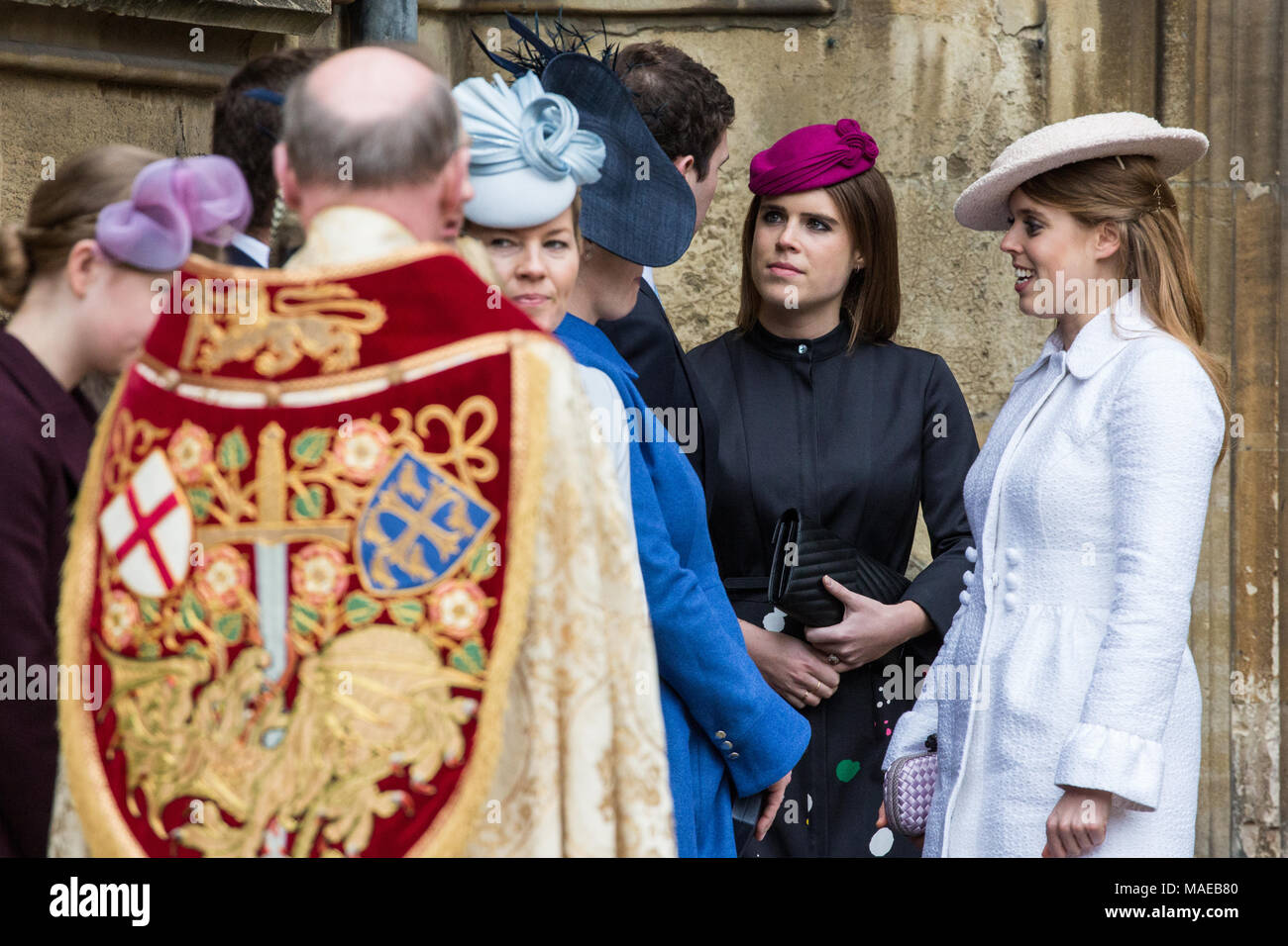 Windsor, Großbritannien. Der 1. April 2018. Mitglieder der Königlichen Familie, darunter Prinzessin Eugenie und Beatrice erwarten die Ankunft der Königin außerhalb der St. George's Chapel in Windsor Castle vor dem Ostersonntag. Credit: Mark Kerrison/Alamy leben Nachrichten Stockfoto