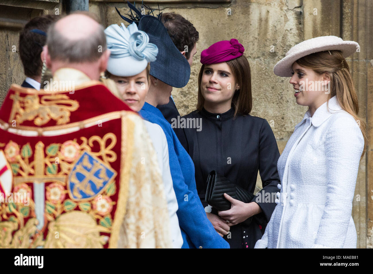 Windsor, Großbritannien. Der 1. April 2018. Mitglieder der Königlichen Familie, darunter Prinzessin Eugenie und Beatrice erwarten die Ankunft der Königin außerhalb der St. George's Chapel in Windsor Castle vor dem Ostersonntag. Credit: Mark Kerrison/Alamy leben Nachrichten Stockfoto