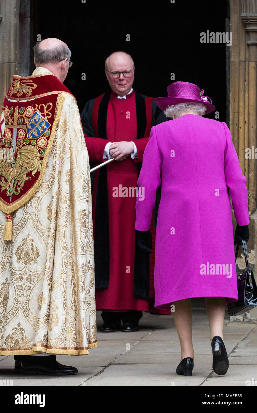Windsor, Großbritannien. Der 1. April 2018. Die Königin kommt an der St. George's Chapel in Windsor Castle für den Ostersonntag. Credit: Mark Kerrison/Alamy leben Nachrichten Stockfoto