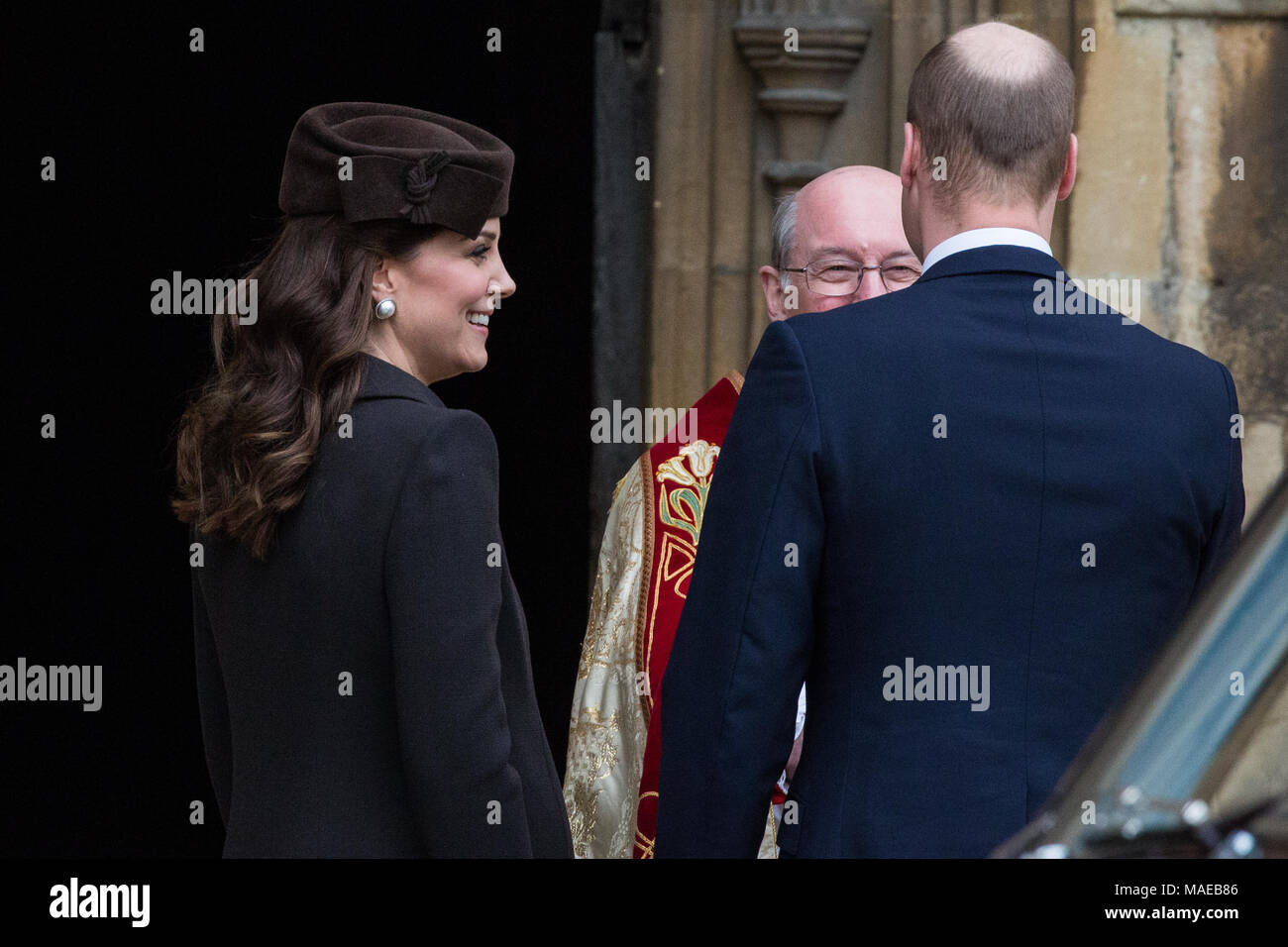 Windsor, Großbritannien. Der 1. April 2018. Der Dekan von Windsor, die Rt Revd David Conner KCVO, grüßt der Herzog und die Herzogin von Cambridge bei Ihrer Ankunft in der St. George's Chapel in Windsor Castle für den Ostersonntag. Infolge einer Verzögerung im Verkehr, Sie kamen nach der Königin. Credit: Mark Kerrison/Alamy leben Nachrichten Stockfoto