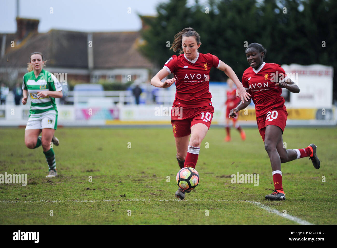 1. April 2018, Viridor Stadion, Taunton, England: Caroline Weir von Liverpool läuft in die yeovil Bereich während der WSL Übereinstimmung zwischen Yeovil Town Damen FC und Liverpool FC Damen, Am Viridor Stadion. © David Rebhuhn/Alamy leben Nachrichten Stockfoto