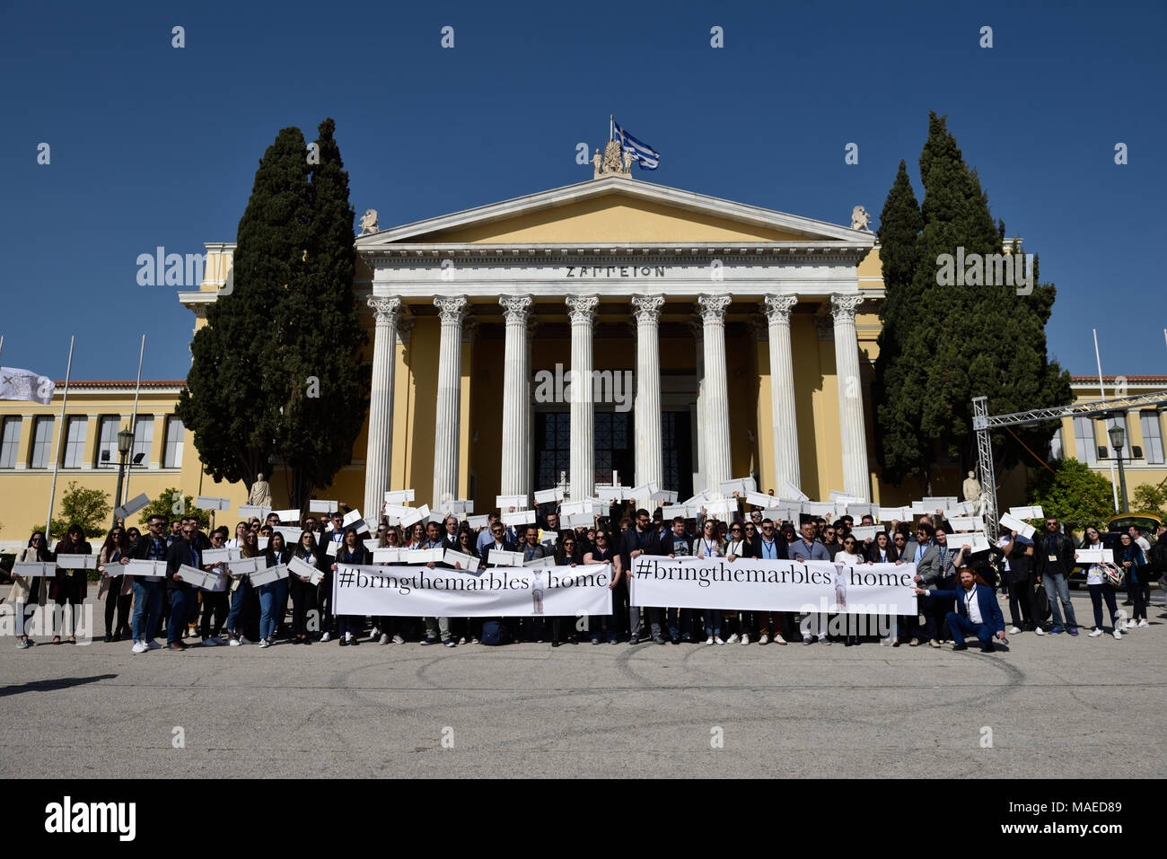 Athen, Griechenland, 1.April 2018. Mitglieder der Hellenischen Jugend in Aktion, eine Griechische diaspora Jugend Forum, für eine Familie Foto vor dem Zappeion Hall holding Banner und Plakate während der Rallye für die Rückkehr des Parthenon in Athen, Griechenland. Credit: Nicolas Koutsokostas/Alamy Leben Nachrichten. Stockfoto