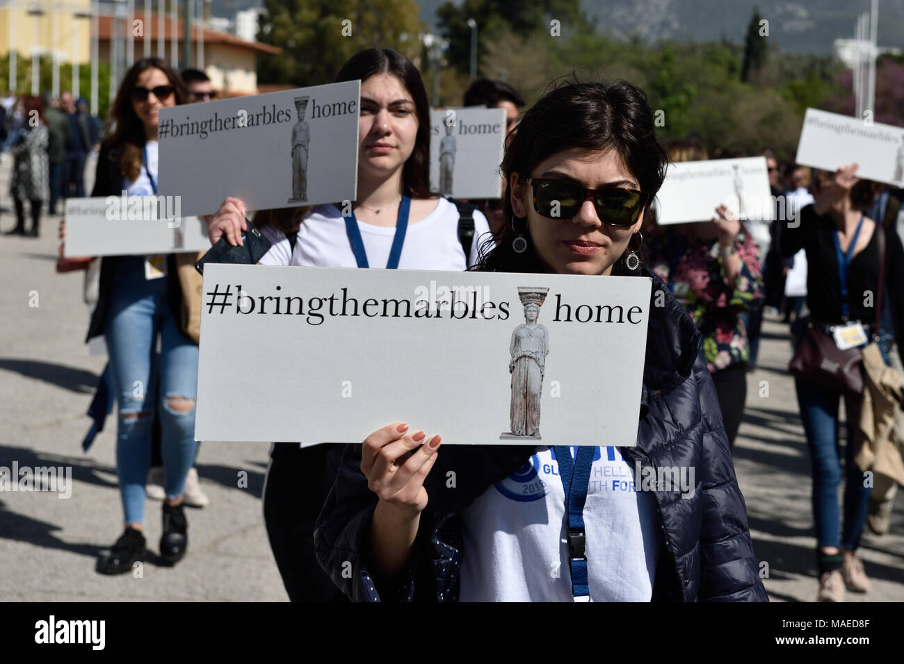 Athen, Griechenland, 1.April 2018. Mitglieder der Hellenischen Jugend in Aktion, eine Griechische diaspora Jugend Forum, März Plakate fordert die Rückgabe der Elgin Marbles in Athen, Griechenland. Credit: Nicolas Koutsokostas/Alamy Leben Nachrichten. Stockfoto