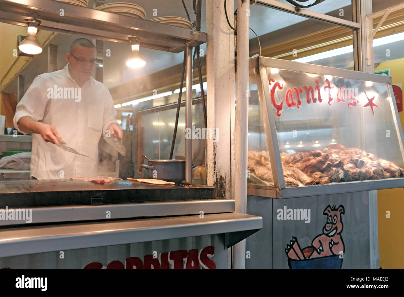 Mexikanische Restaurant, spezialisiert auf Carnitas hat Open-air auf der Straße: Windows der Koch das Essen und das Schwein sich in Mexiko City, Mexiko zu sehen. Stockfoto