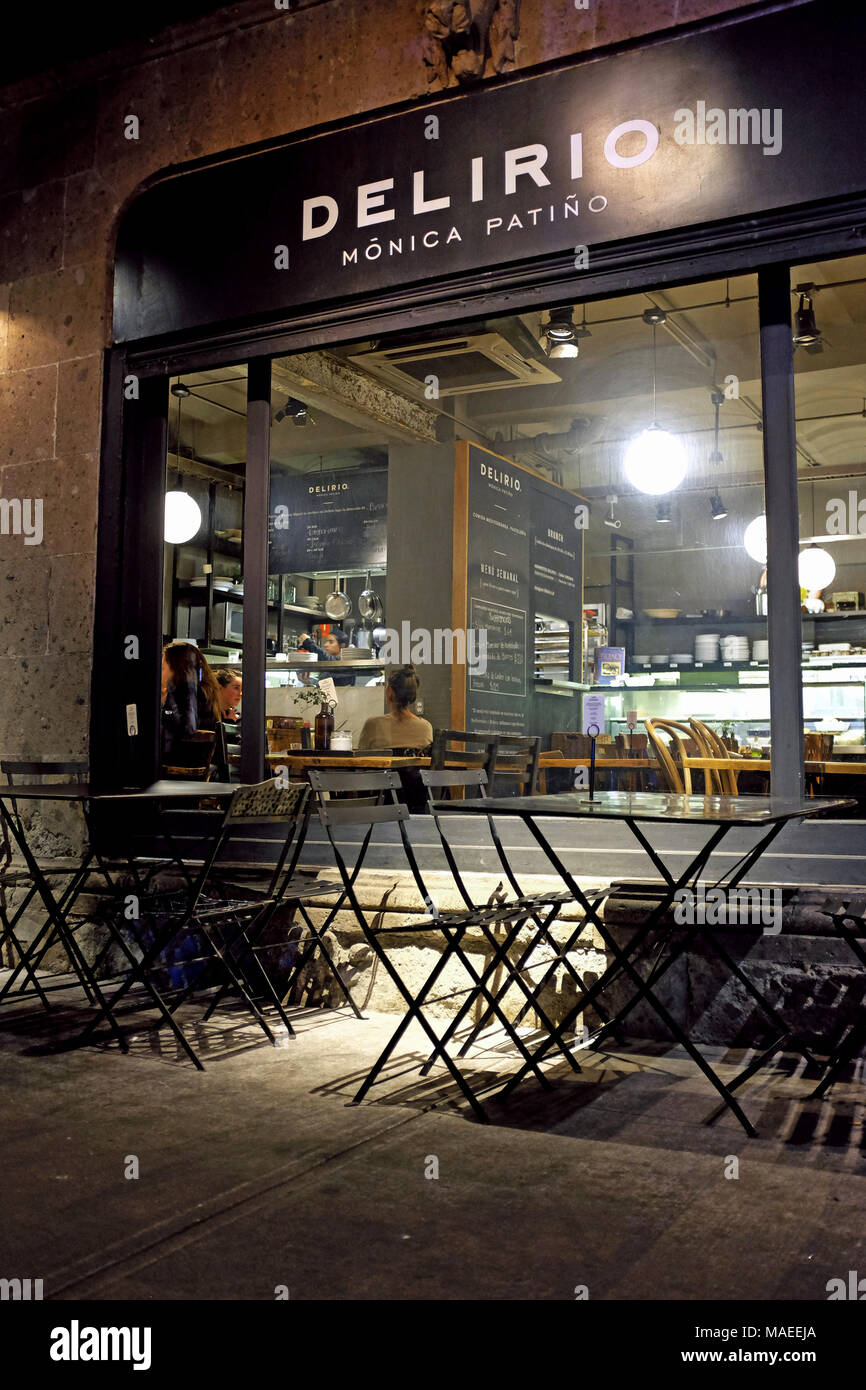 Die Außenseite des Portal de San Diego Monica Patino Restaurant in der Roma Norte Nachbarschaft von Mexiko Stadt bei Nacht. Stockfoto