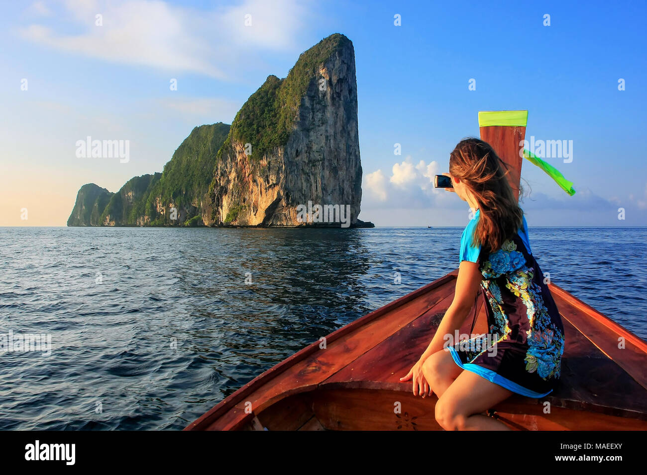 Junge Frau in der Front eines Langbooten nach Phi Phi Leh Island, Provinz Krabi, Thailand gehen, sitzen. Koh Phi Phi Leh ist Teil der Mu Ko Phi Phi Na Stockfoto