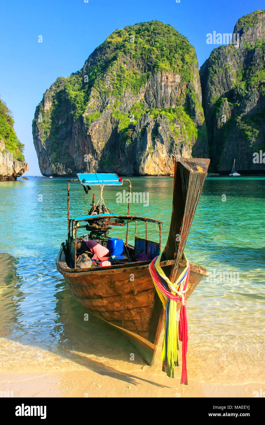 Longtail-Boot verankert im Maya Bay auf Phi Phi Leh Island, Provinz Krabi, Thailand. Es ist Teil des Mu Ko Phi Phi National Park. Stockfoto