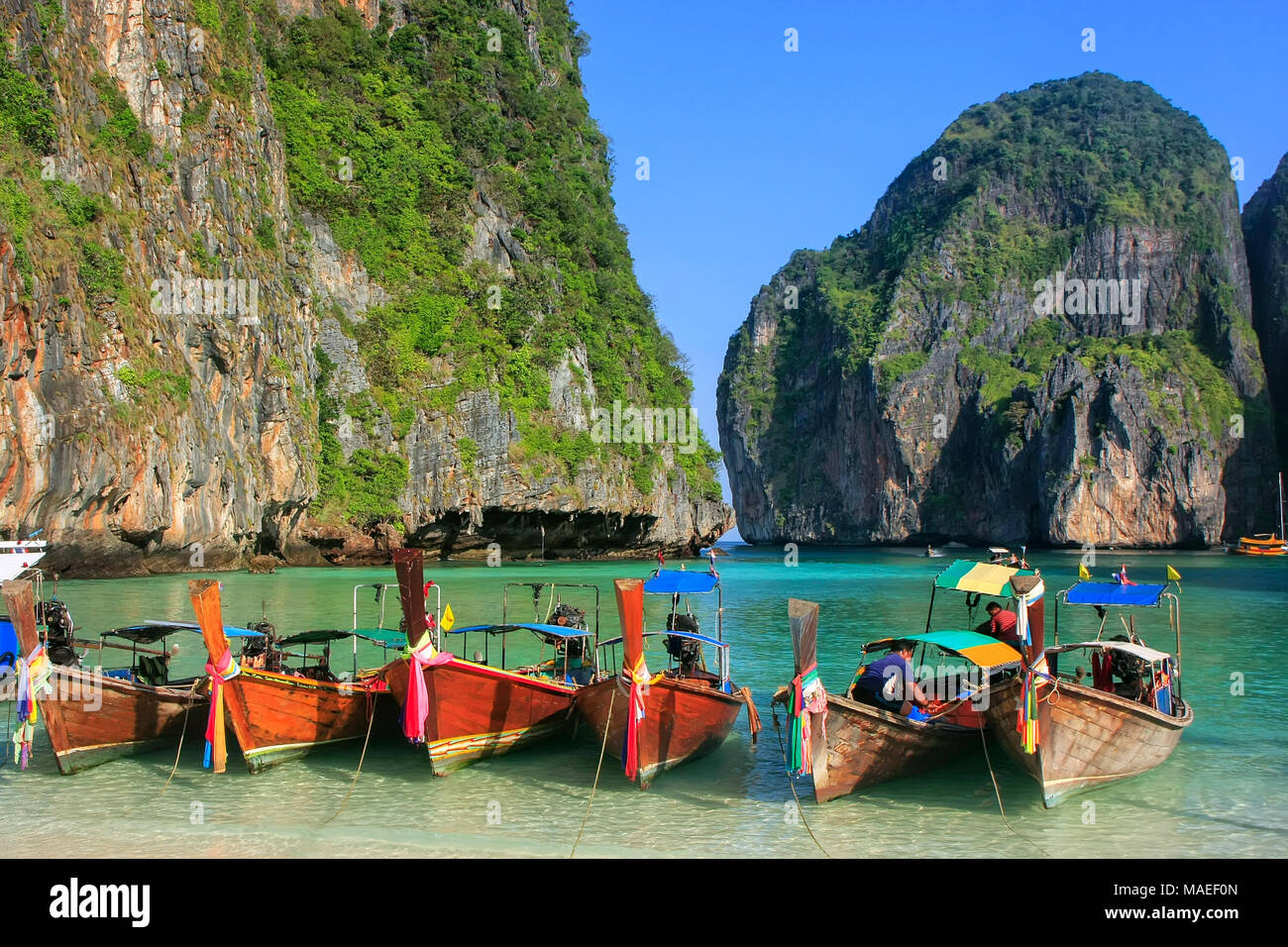 Longtail-Boote verankert in Maya Bay auf Phi Phi Leh Island, Provinz Krabi, Thailand. Es ist Teil des Mu Ko Phi Phi National Park. Stockfoto