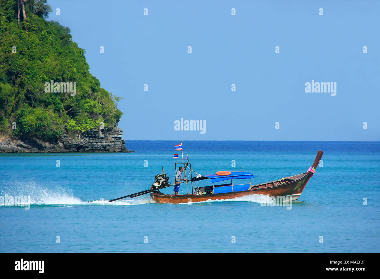 Longtail Boot von Koh Phi Phi Don Island in der Provinz Krabi, Thailand. Koh Phi Phi Don ist ein Teil der Marine National Park. Stockfoto