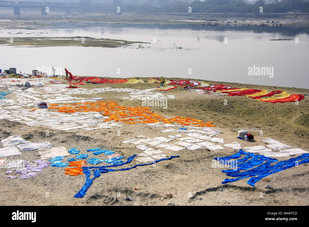 Wäsche trocknen auf dem Ufer des Yamuna River in Agra, Uttar Pradesh, Indien. Agra ist eine der bevölkerungsreichsten Städte in Uttar Pradesh. Stockfoto