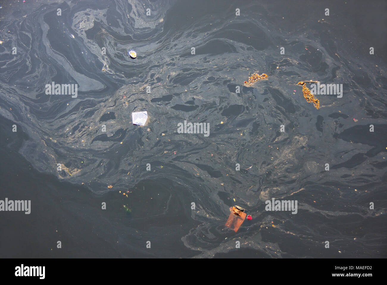 Nahaufnahme des Yamuna Flusses verschmutzt mit Müll und Benzin in Agra, Uttar Pradesh, Indien. Entlastung von unbehandeltem häuslicher und industrieller Abwässer Stockfoto