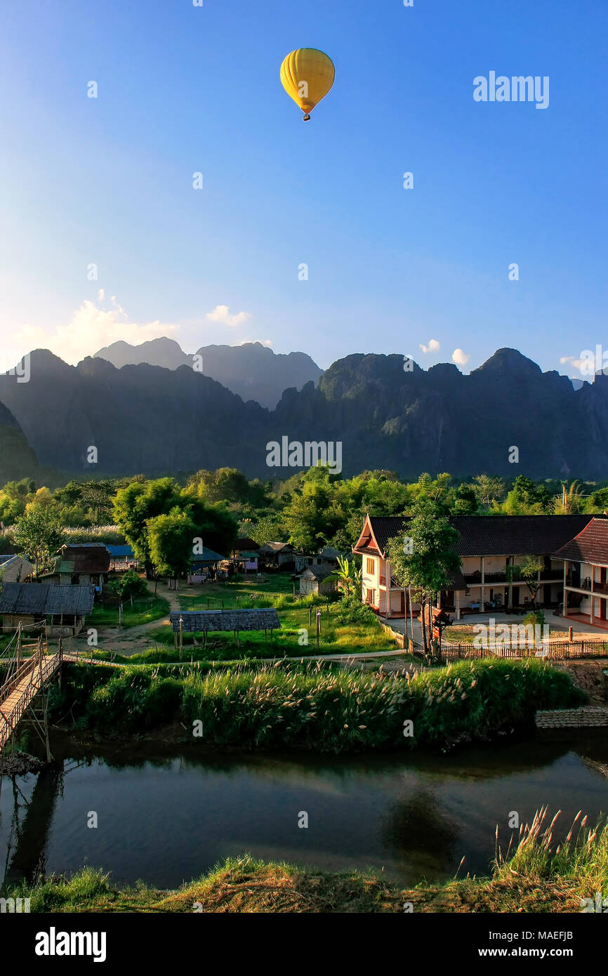 Hot Air Balloon in Vang Vieng, Vientiane, Laos Provinz fliegen. Vang Vieng ist ein beliebtes Reiseziel für Abenteuer Tourismus in einem Kalkstein Karst landsca Stockfoto