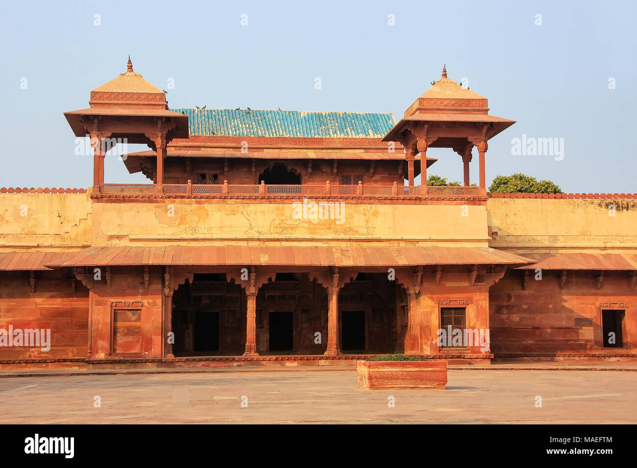 Innenhof des Jodh Bai Palace in Fatehpur Sikri, Uttar Pradesh, Indien. Fatehpur Sikri ist einer der am besten erhaltenen Beispiele der Mughal Architektur Stockfoto