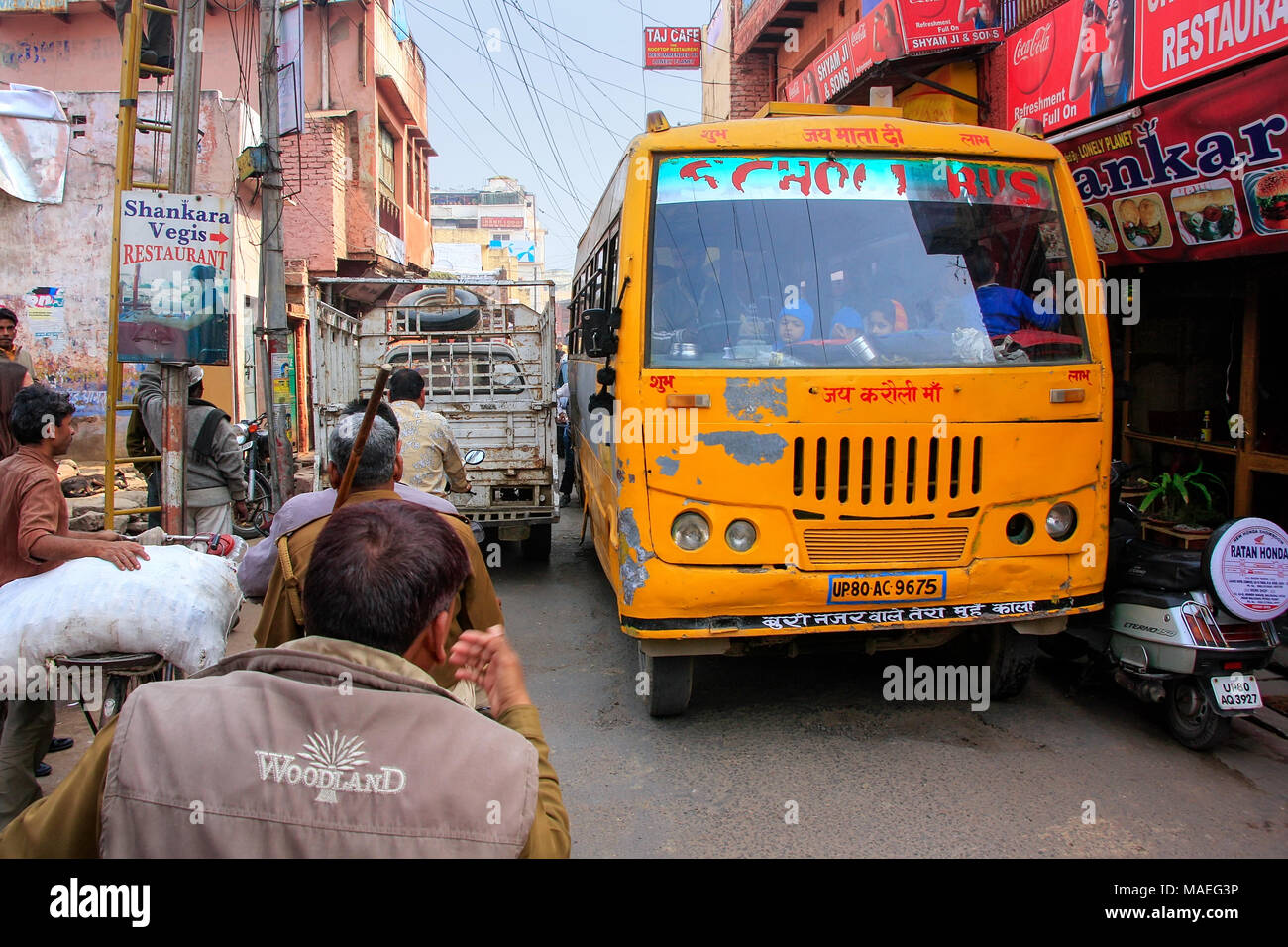 Starker Straßenverkehr im Taj Ganj Nachbarschaft von Agra, Uttar Pradesh, Indien. Agra ist eine der bevölkerungsreichsten Städte in Uttar Pradesh Stockfoto