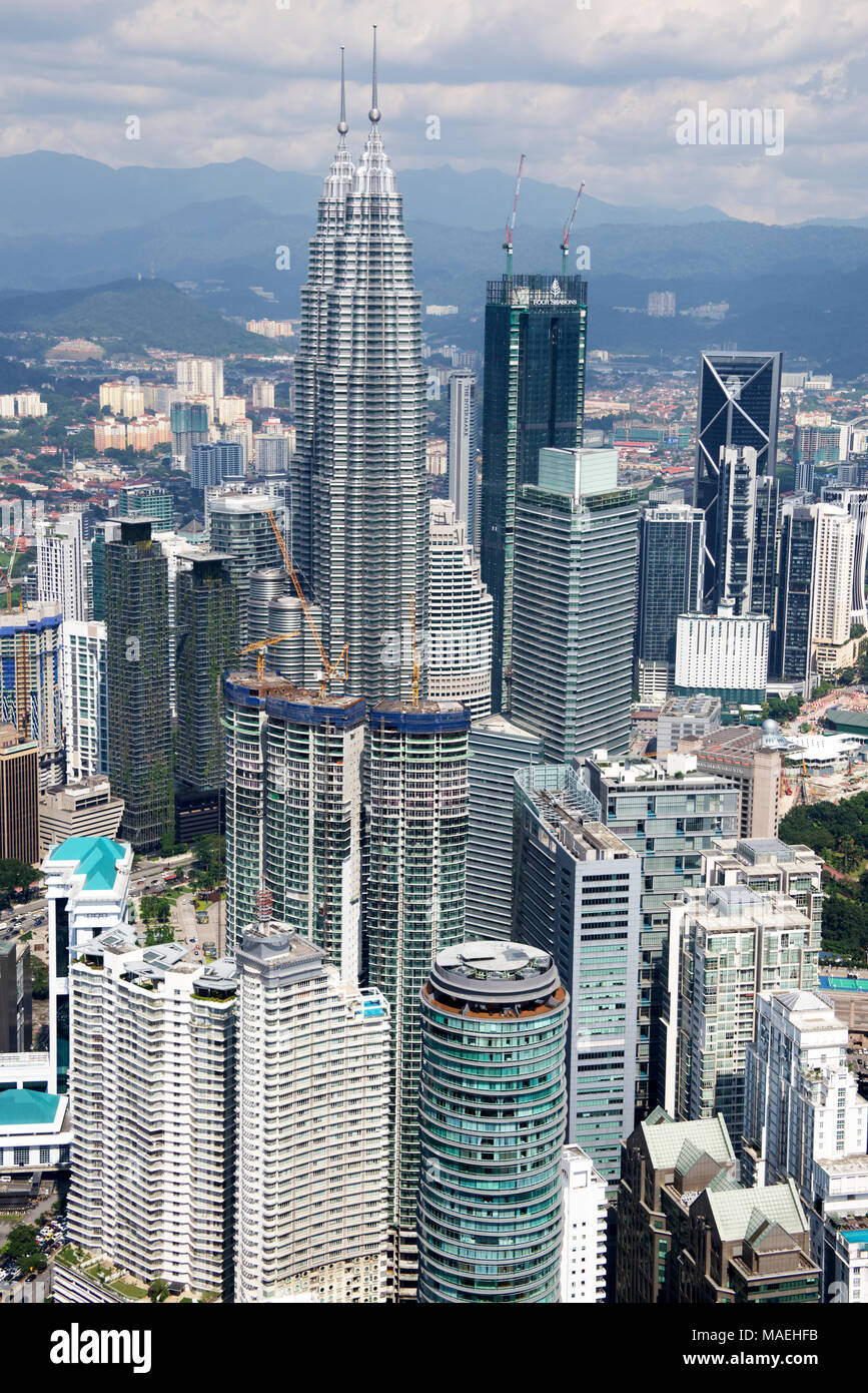Die moderne Skyline der Stadt mit Petronas Twin Towers in Kuala Lumpur, Malaysia Stockfoto