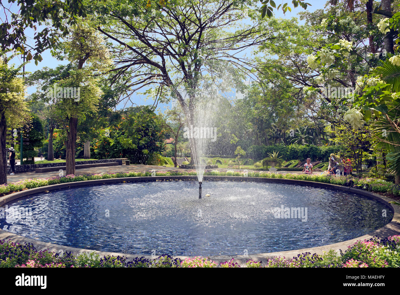 Circular pond with fountain Fotos und Bildmaterial in hoher Auflösung