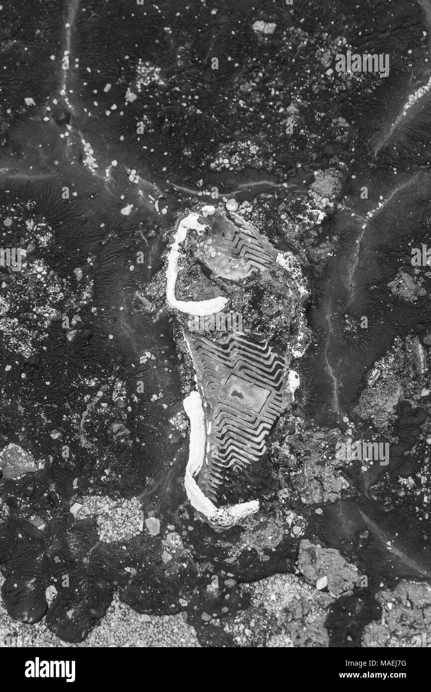 Beschädigte Schuhe in Abfällen Asphalt Stockfoto