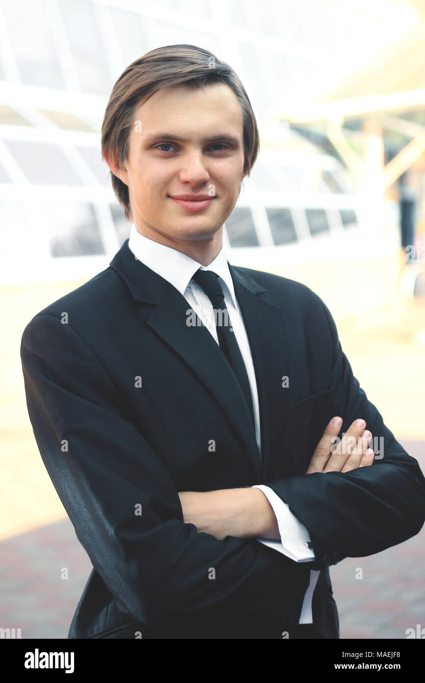 Portrait einer jungen Geschäftsmann auf unscharfen Hintergrund Stockfoto