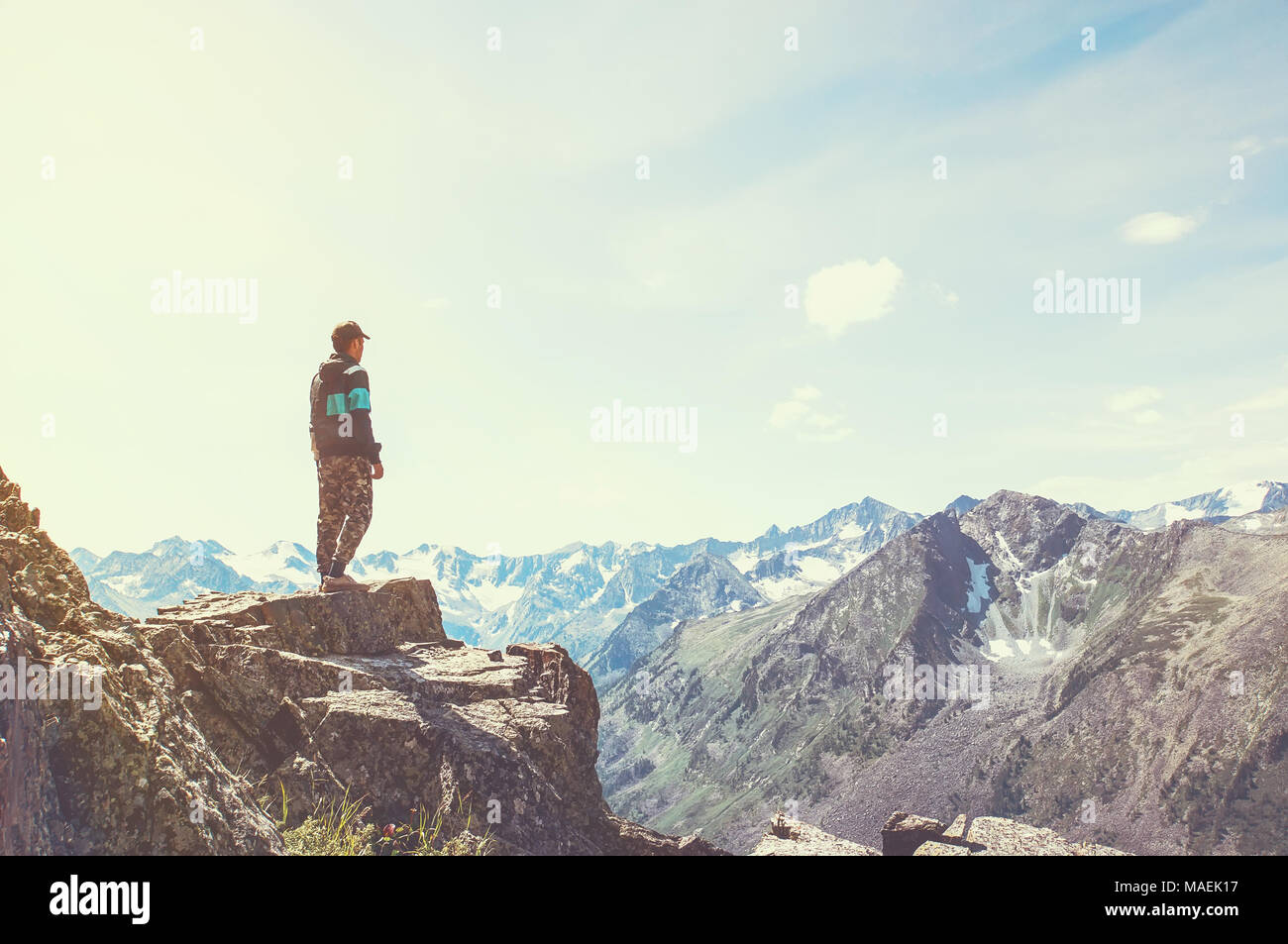 Ein Mann steht auf einem Berg Stockfoto
