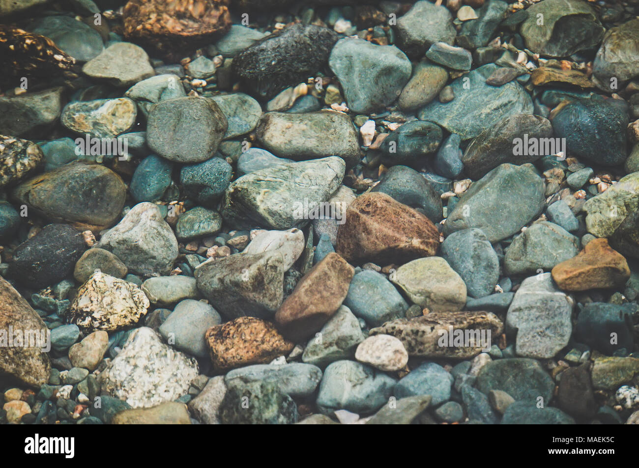 Felsen im Stream mit glatten fließende Wasser Stockfoto