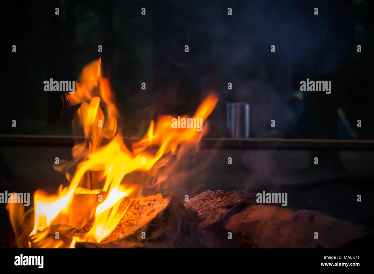 Das Konzept der Romantik Tourismus. Becher in der Nähe der Feuer auf die Natur Stockfoto