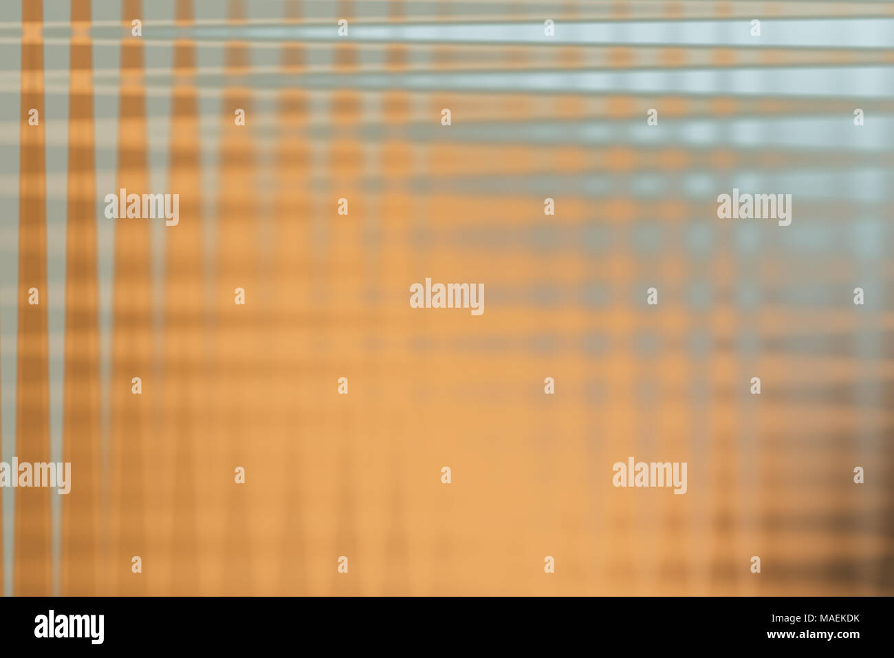 Abstrakte braunen Hintergrund mit Raster der silbernen oder grauen Streifen Stockfoto