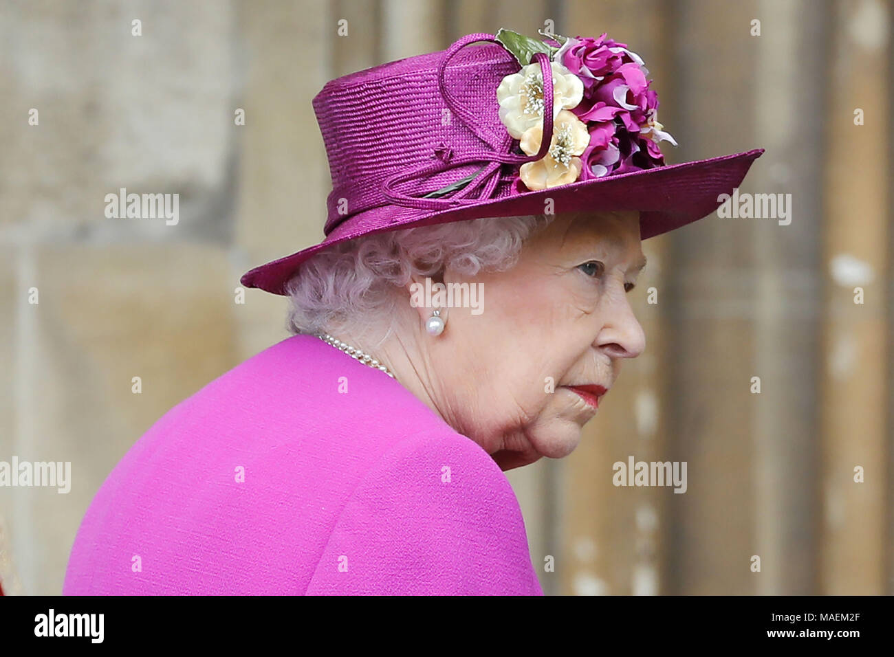 Queen Elizabeth II. kommt für die Ostern Mattins Service im St George's Kapelle, Schloss Windsor, Windsor. Stockfoto