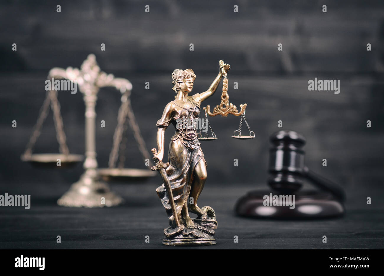 Recht und Gerechtigkeit, Rechtmäßigkeit Konzept, Lady Gerechtigkeit, Waage der Gerechtigkeit und Richter Hammer auf einem schwarzen Holz- Hintergrund. Stockfoto