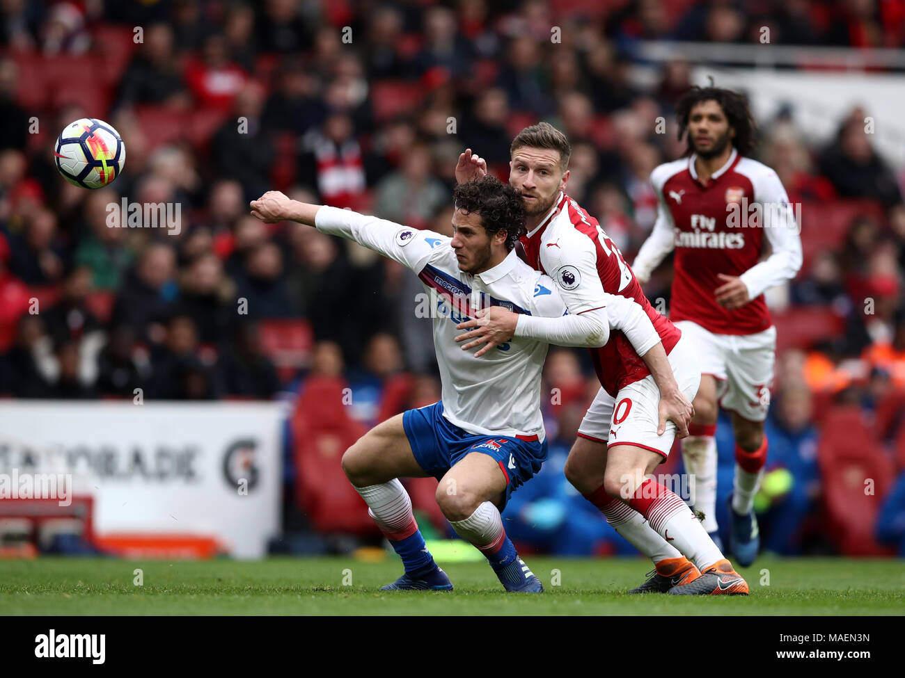 Stoke City Ramadan Sobhi (links) und des Arsenal Shkodran Mustafi Kampf um den Ball während der Premier League match Im Emirates Stadium, London. Stockfoto