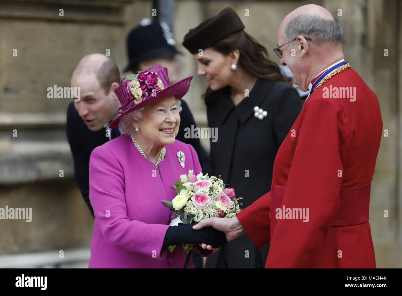 Königin Elizabeth II. lächelt, als sie die Hände schüttelt mit dem Dekan von Windsor David Conner Nach dem Ostern Mattins Service im St George's Kapelle, Schloss Windsor, Windsor. Stockfoto