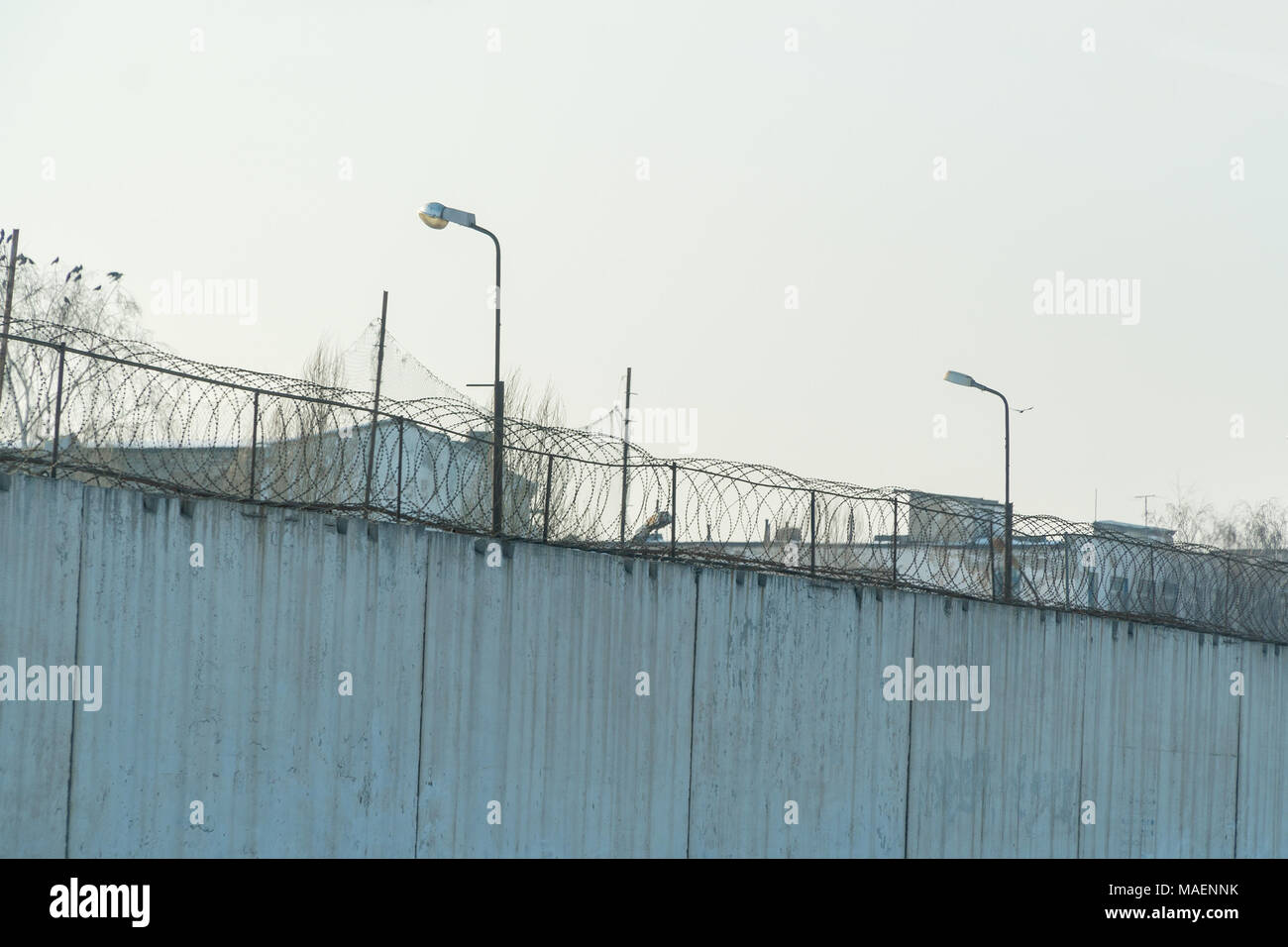 Zaun mit Stacheldraht, Ort der Festnahme Stockfoto