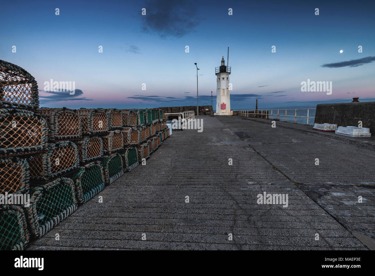 Anstruther Leuchtturm, Fife, Schottland. Anstruther ist ein kleines Dorf am nördlichen Ufer des Firth von weiter. Stockfoto