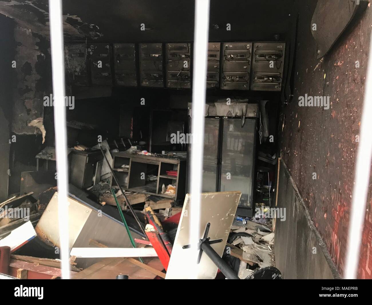 Eine allgemeine Ansicht der Szene nach einem Brand im Kings Heath, Birmingham, als zwei Männer verhaftet, die nach einer vermuteten gas Explosion in einer Dixy Huhn shop in Birmingham. Stockfoto