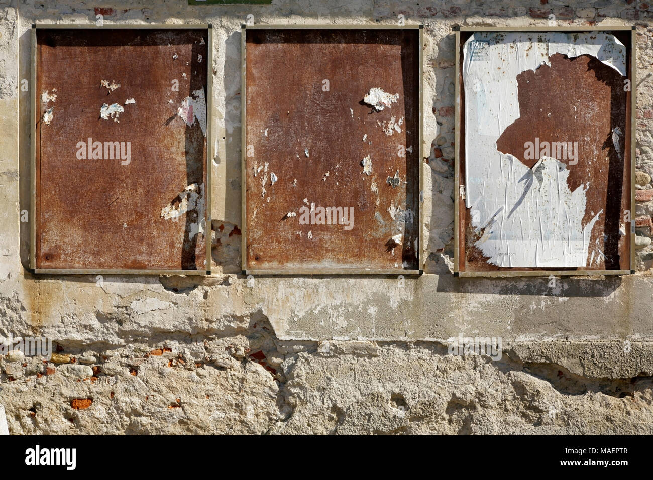Drei alten rostigen Schild Frames auf der Steinmauer, Cuneo, Italien. Stockfoto