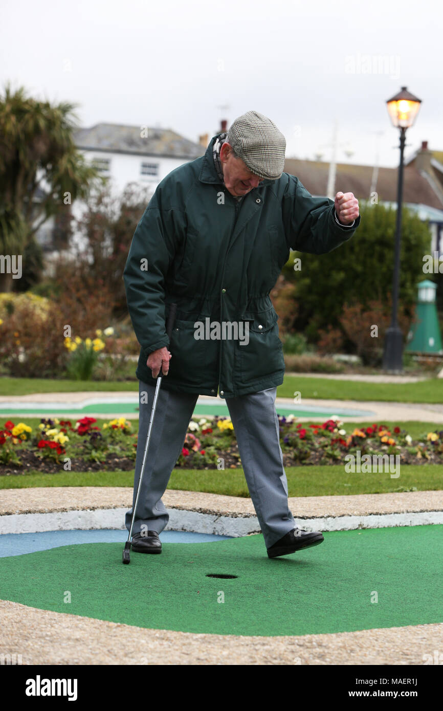 Ältere Menschen im Bild Spaß Spielen Crazy Golf in Chichester, West Sussex, UK. Stockfoto